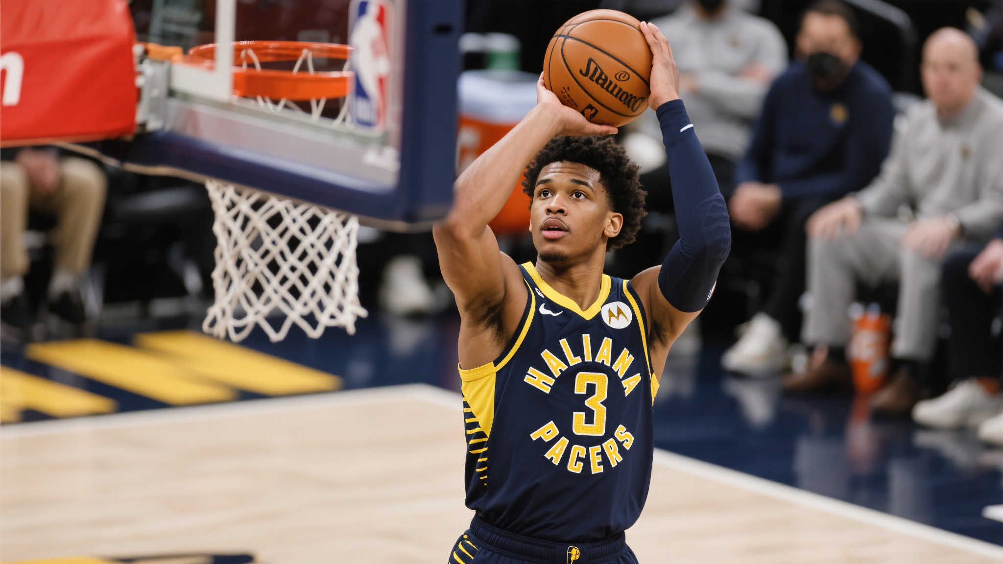 步行者队友筑人墙护航，哈利伯顿三分神射后意外受伤